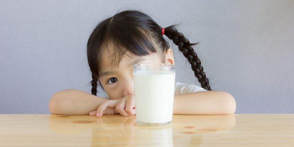 당신이 알아야 할 우유를 마시는 것의 이점과 완전한 영양 성분