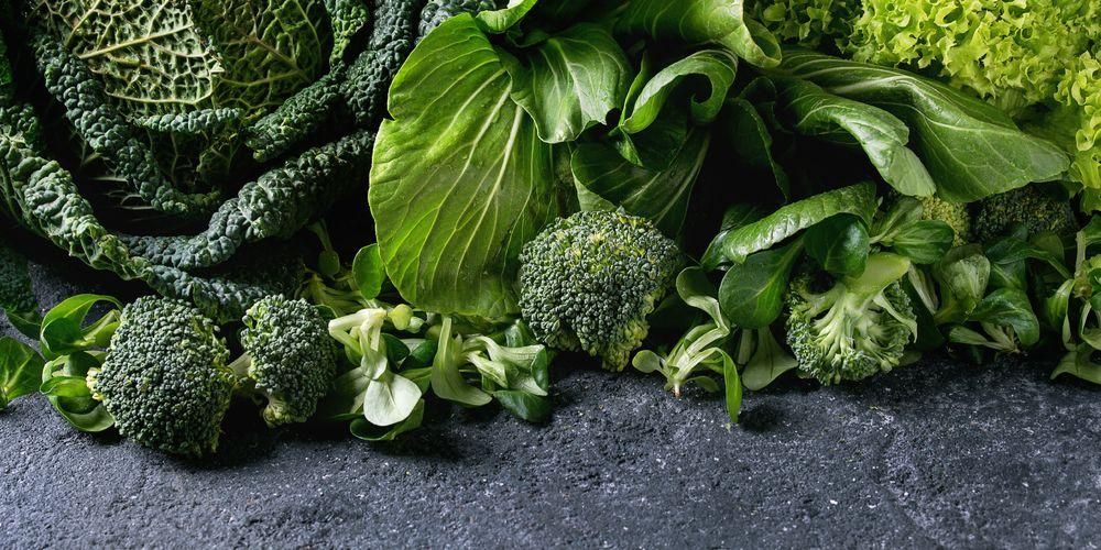 סוגים שונים של ירקות ירוקים שחובה להגיש לשולחן האוכל שלכם