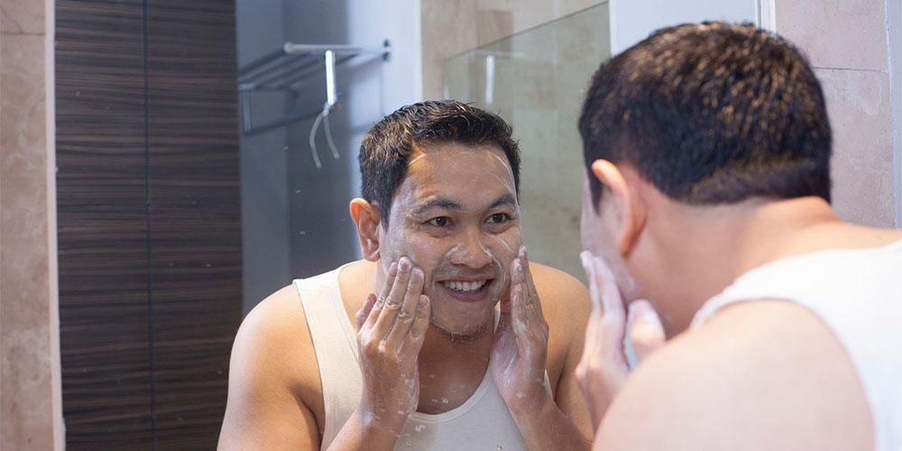 Fonctions et avantages du gommage facial pour hommes et comment le faire