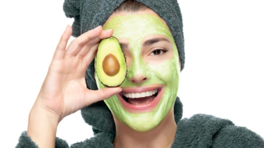 איך להכין מסכת פנים טבעית כדי להאיר את הפנים