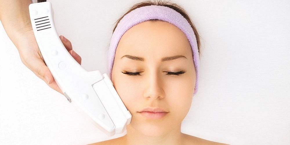 10 beneficii ale laserelor faciale, tipuri și efecte secundare pentru piele