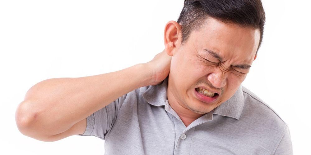9 причин болю в правій шиї