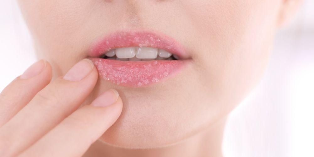 Як легко зробити натуральний скраб для губ в домашніх умовах та переваги