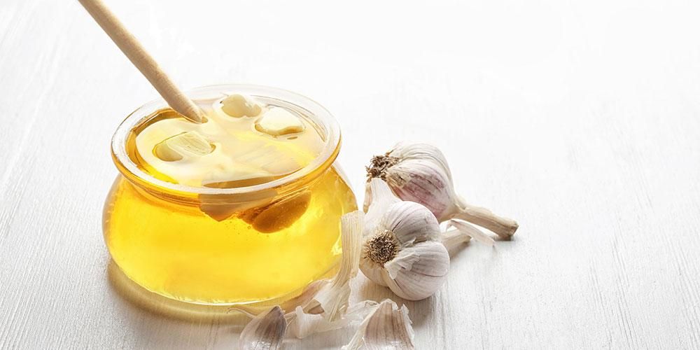 ¿Cuáles son los beneficios del ajo y la miel mezclados y consumidos juntos?