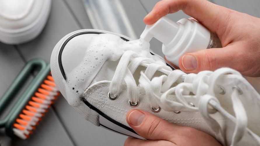 So waschen Sie Schuhe zu Hause richtig, damit Ihre Füße geruchsfrei sind
