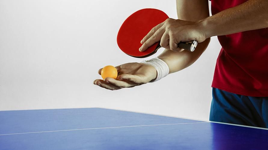 Różne podstawowe techniki tenisa stołowego, których powinni nauczyć się początkujący