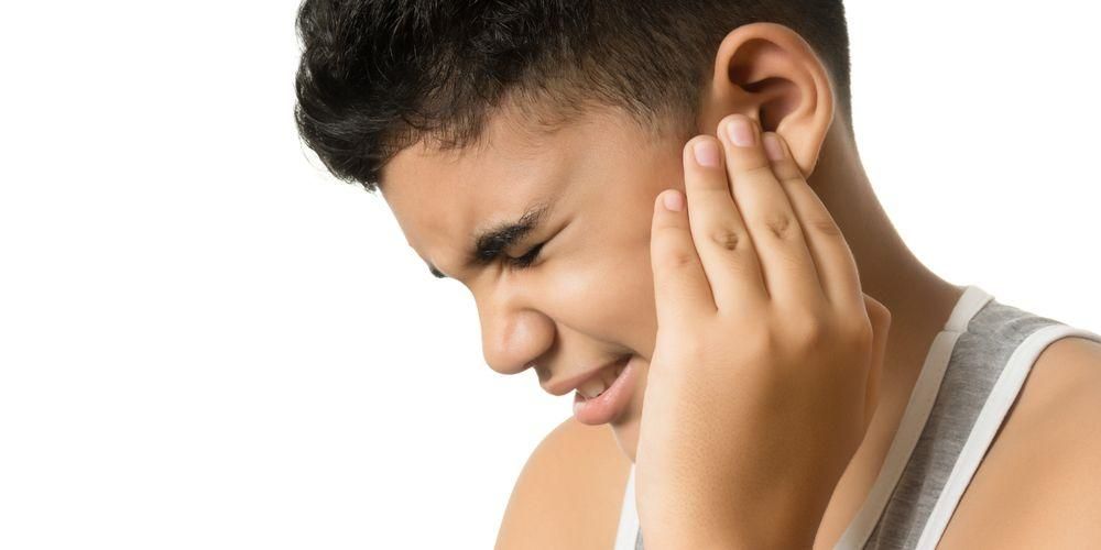 Как лечить гнойные и водянистые уши у детей естественным путем