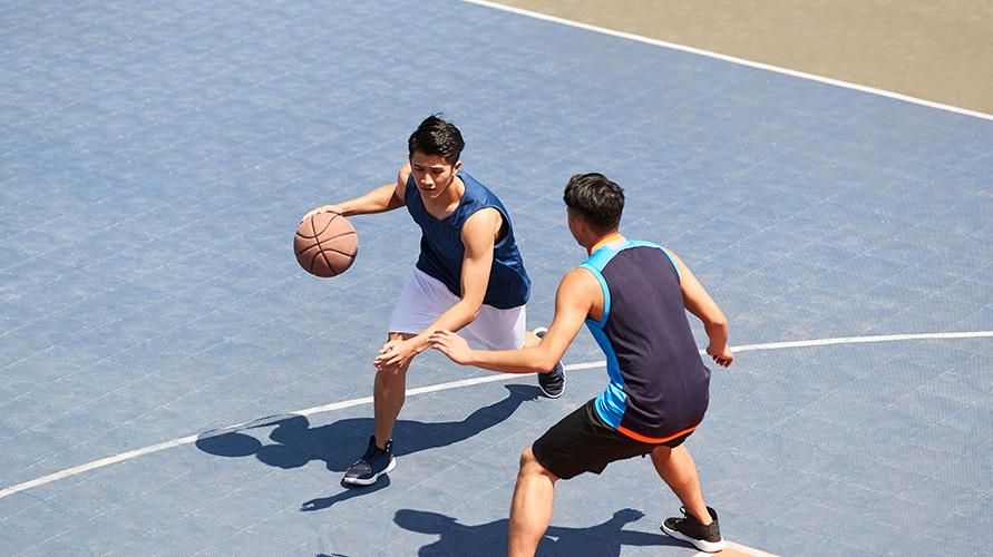 Verschiedene Grundtechniken des Basketballs für Anfänger