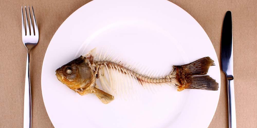 목구멍에 걸린 생선 가시를 제거하는 7가지 방법
