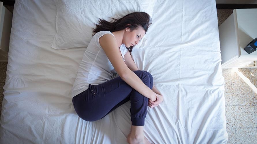 Zwijanie się na plecach, 3 pozycje do spania w celu zmniejszenia bólu menstruacyjnego