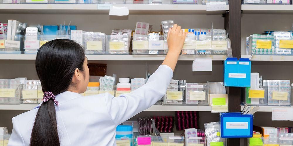 Médicaments contre le mal de gorge en pharmacie et leurs ingrédients actifs