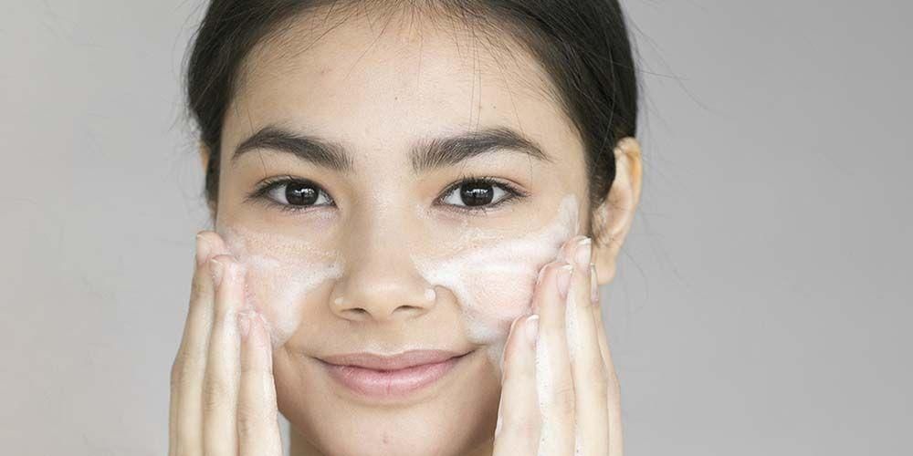 7 способів вибрати засіб для очищення обличчя для сухої шкіри та вибрати правильні інгредієнти