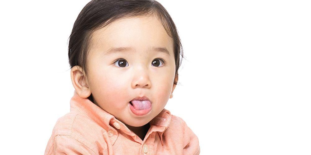 Przyczyny białego języka dziecka i właściwy sposób na pozbycie się plam