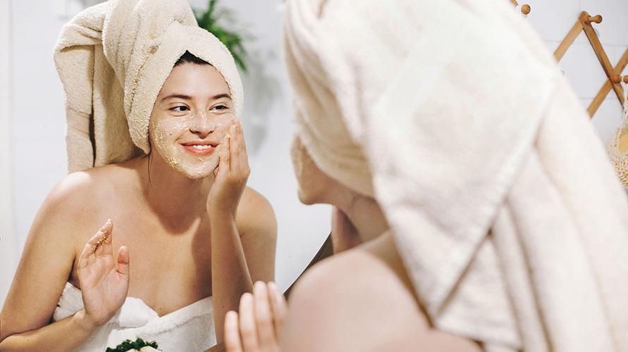 Hogyan készítsünk természetes maszkot az arc fehérítésére és a mitesszerek megszabadulására