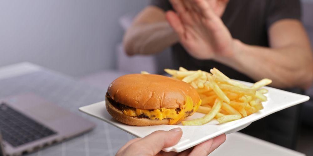 5 rodzajów żywności powstrzymującej się od cholesterolu, których należy unikać