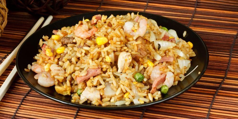 Conozca la cantidad de calorías del arroz frito con varias guarniciones adicionales.