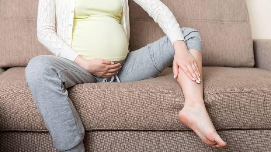 11 enkla sätt att övervinna värkande fötter under graviditeten hemma