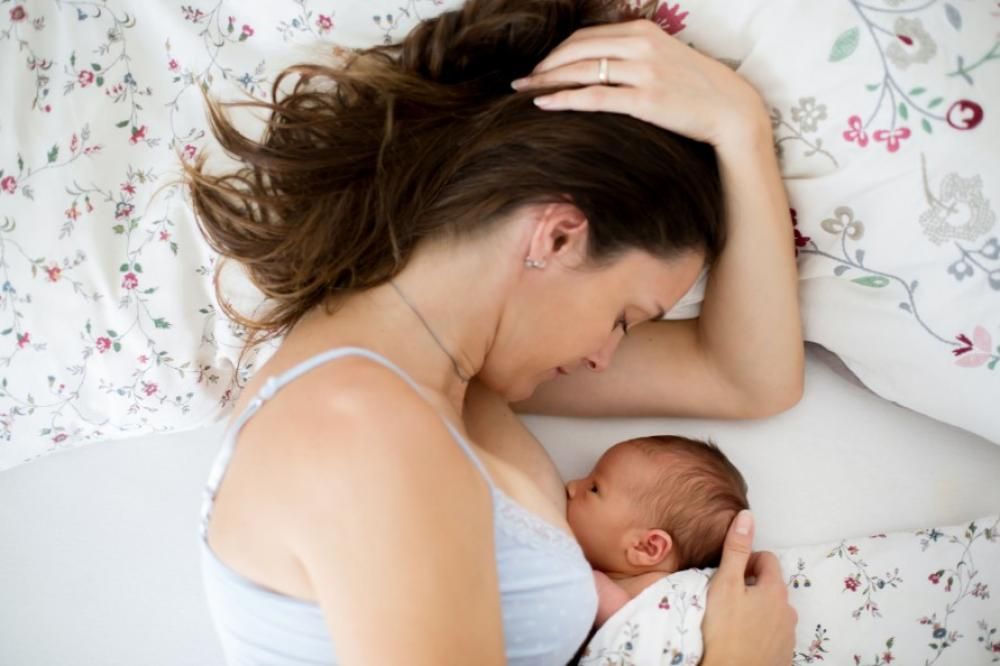 Alvás vagy fekvés közben szeretne szoptatni? Anyának először erre kell figyelnie