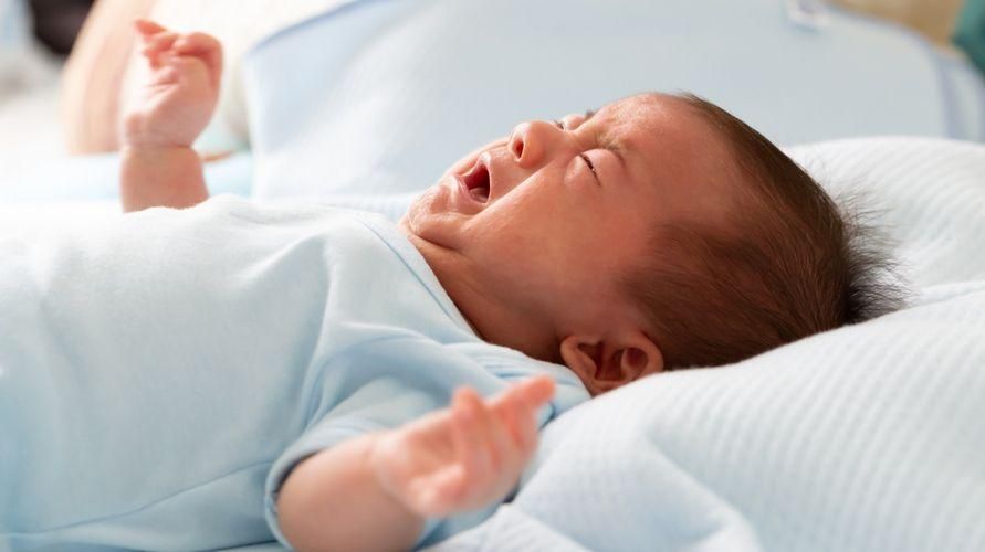 Oorzaken van gele brakende baby's en hoe ermee om te gaan?