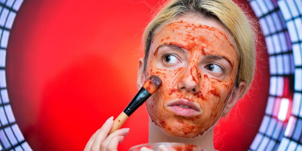 Prednosti rajčice za lice, počevši od vlažne kože do bez mrlja od akni