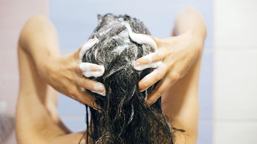 Kan du tvätta håret under mens? Här är fakta