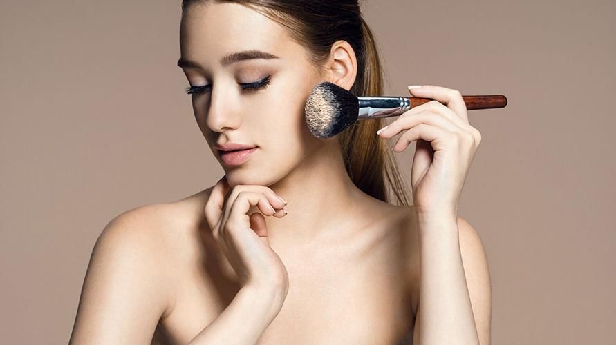 9 formas de usar la base para un maquillaje suave y natural, consulta el tutorial