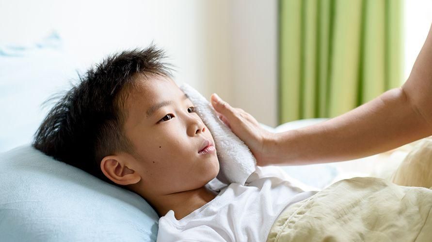 Causes de la fièvre de l'enfant de haut en bas accompagnées de toux et de rhume et sa manipulation
