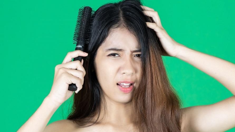 9 egyszerű módszer a száraz haj és a hajhullás otthoni kezelésére