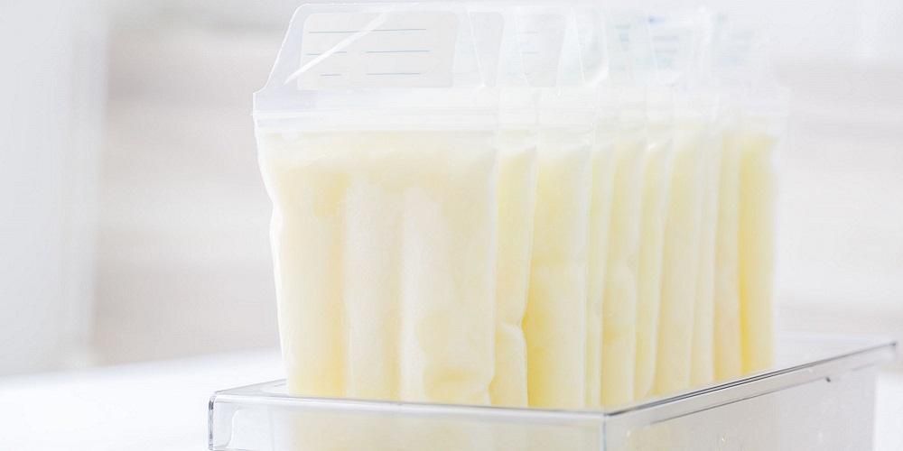 Prawidłowy sposób rozmrażania zamrożonego mleka z piersi, wykonaj te 4 kroki