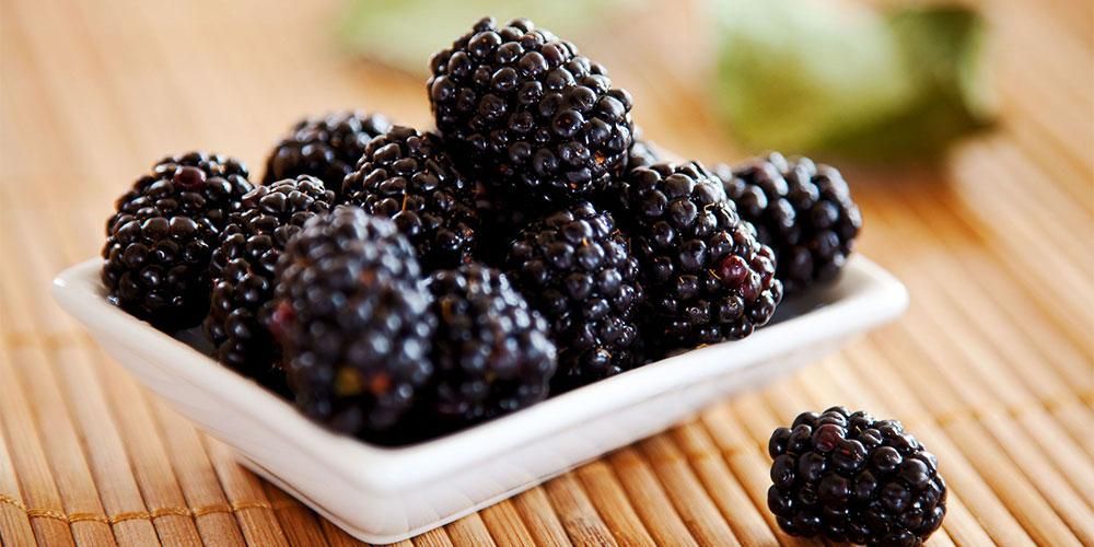 Dit is niet alleen heerlijk, dit is een verscheidenheid aan voordelen van Blackberry-fruit