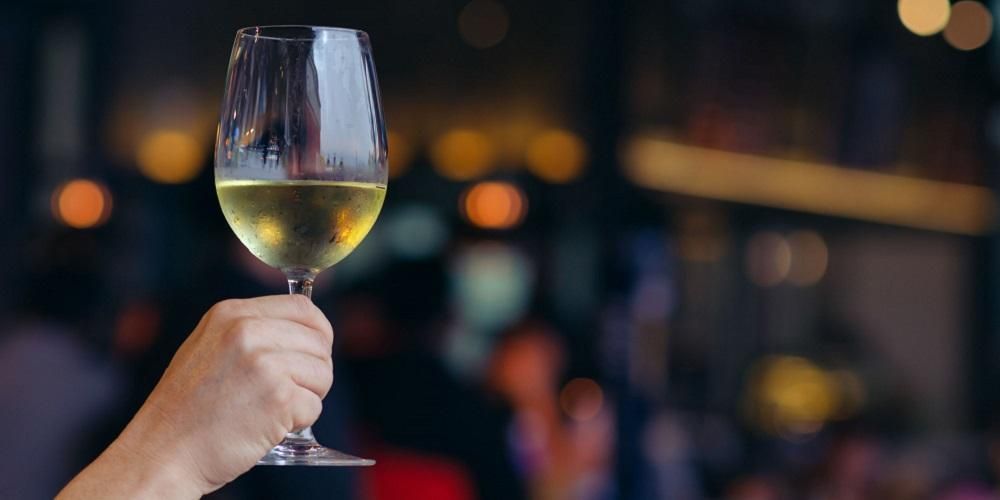 Apparemment, boire du vin blanc ou du vin blanc est bon pour la santé