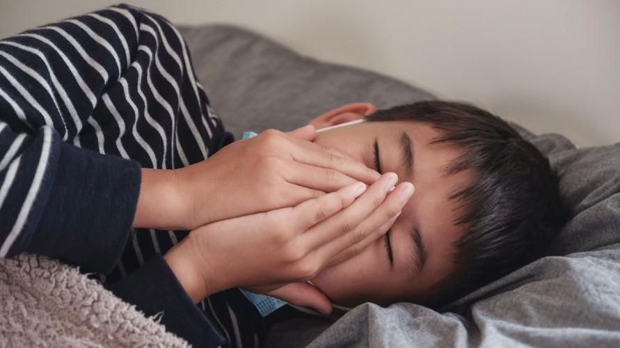 7 moduri de a depăși tusea la copii în timp ce dorm