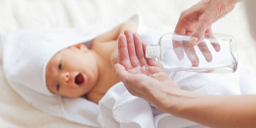 Lernen Sie die Vorteile von Babyöl für Babys kennen, von Massage bis Windeldermatitis
