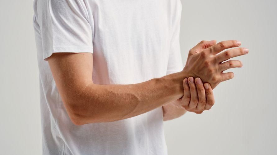 Verschillende oorzaken van pijnlijke handpalmen en hoe ze te overwinnen