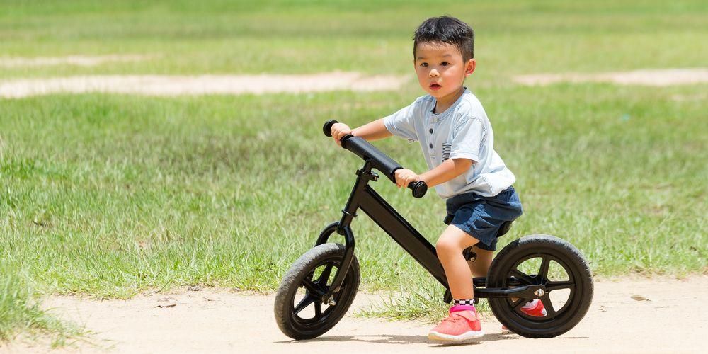 La bicicleta de equilibrio puede ayudar a su pequeño a tener confianza