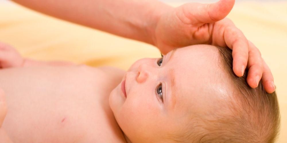 6 types de couronnes sur la tête de bébé qui doivent être prudentes