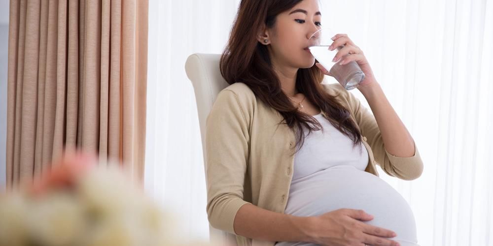 האם נשים בהריון יכולות לשתות קרח? אלו הסכנות והיתרונות שצריך לקחת בחשבון