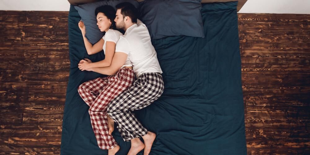 Lerne Spooning Sex kennen, einen romantischen Liebesstil, der nicht viel Aufwand erfordert