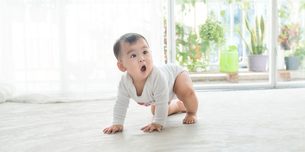 아기는 몇 살에 기어 다니나요? 정시에 안전하게 훈련하는 방법은 다음과 같습니다.