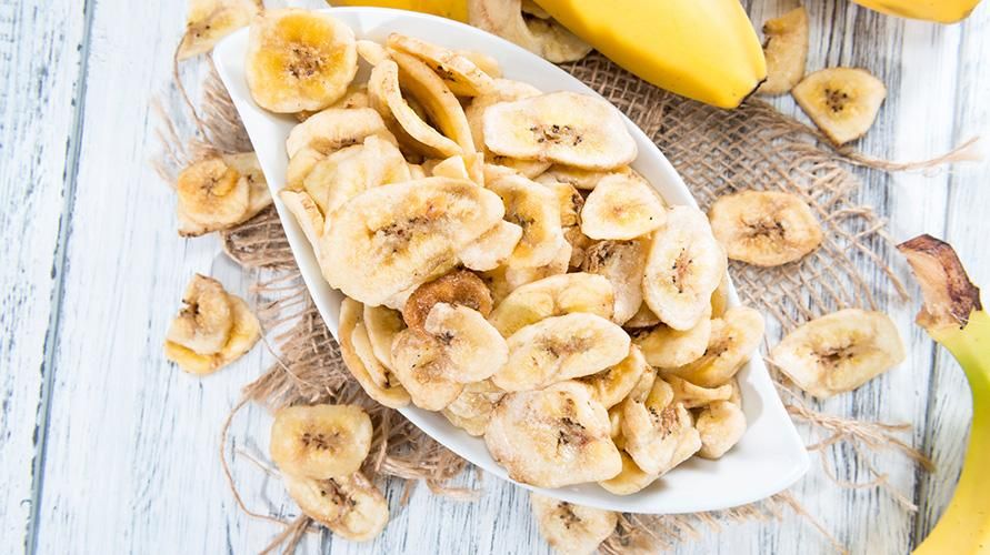 바나나 칩은 건강한 스낵 대안이 될 수 있습니다. 만드는 방법은 다음과 같습니다.