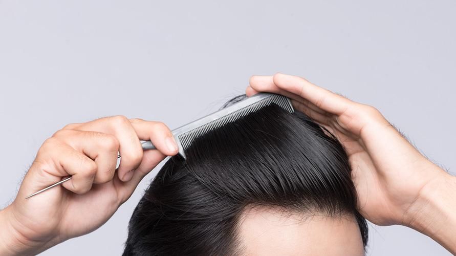 Nie tylko kobiety, ale także mężczyźni muszą zwracać uwagę na pielęgnację włosów, aby zachować zdrowie