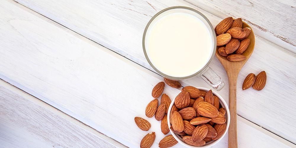 7 korzyści z mleka migdałowego dla matek karmiących piersią