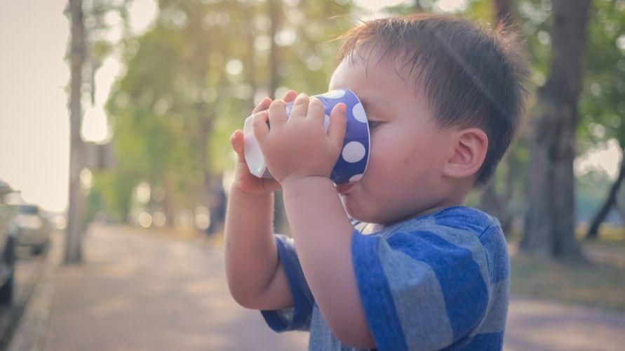 Drei Dehydrationsgrade bei Kindern und die Symptome, die Sie kennen können