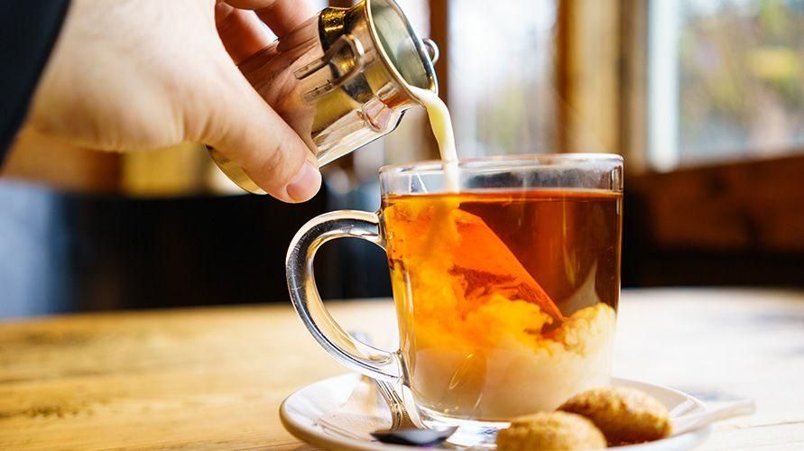 Nu fi doar delicios, cunoaște impactul consumului des de ceai cu lapte asupra sănătății