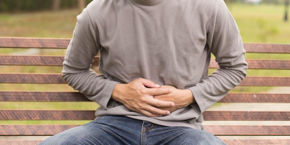 Не варто недооцінювати, болі внизу живота у чоловіків можуть бути ознакою цих 5 захворювань