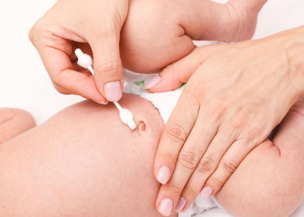 Illaluktande och vattnig babynavel kan vara ett tecken på infektion, känner igen symptomen