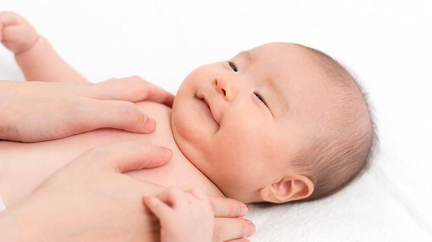Babymassagetechniken und Bilder für Eltern