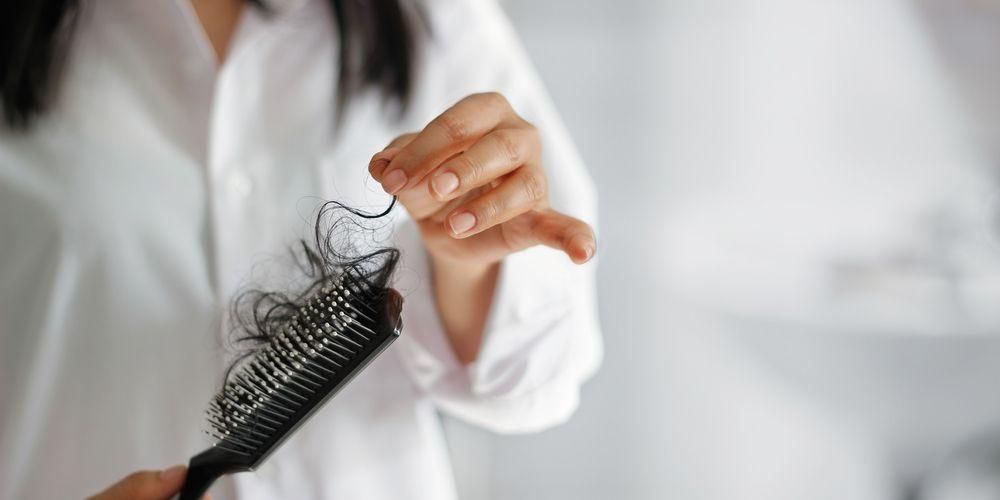 Căderea părului în timpul alăptării, de ce se întâmplă?
