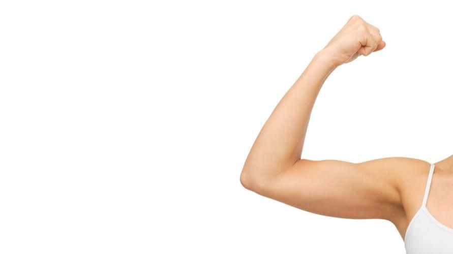 כיצד לבנות שרירי זרוע שאתה יכול לנסות במהלך השהייה בבית