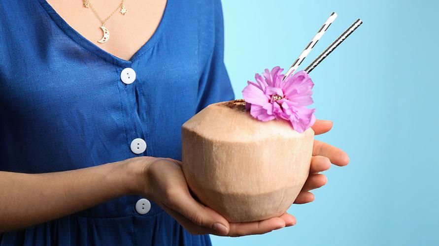 모유 수유를 하는 엄마는 코코넛 물을 마시며, 느낄 수 있는 9가지 이점